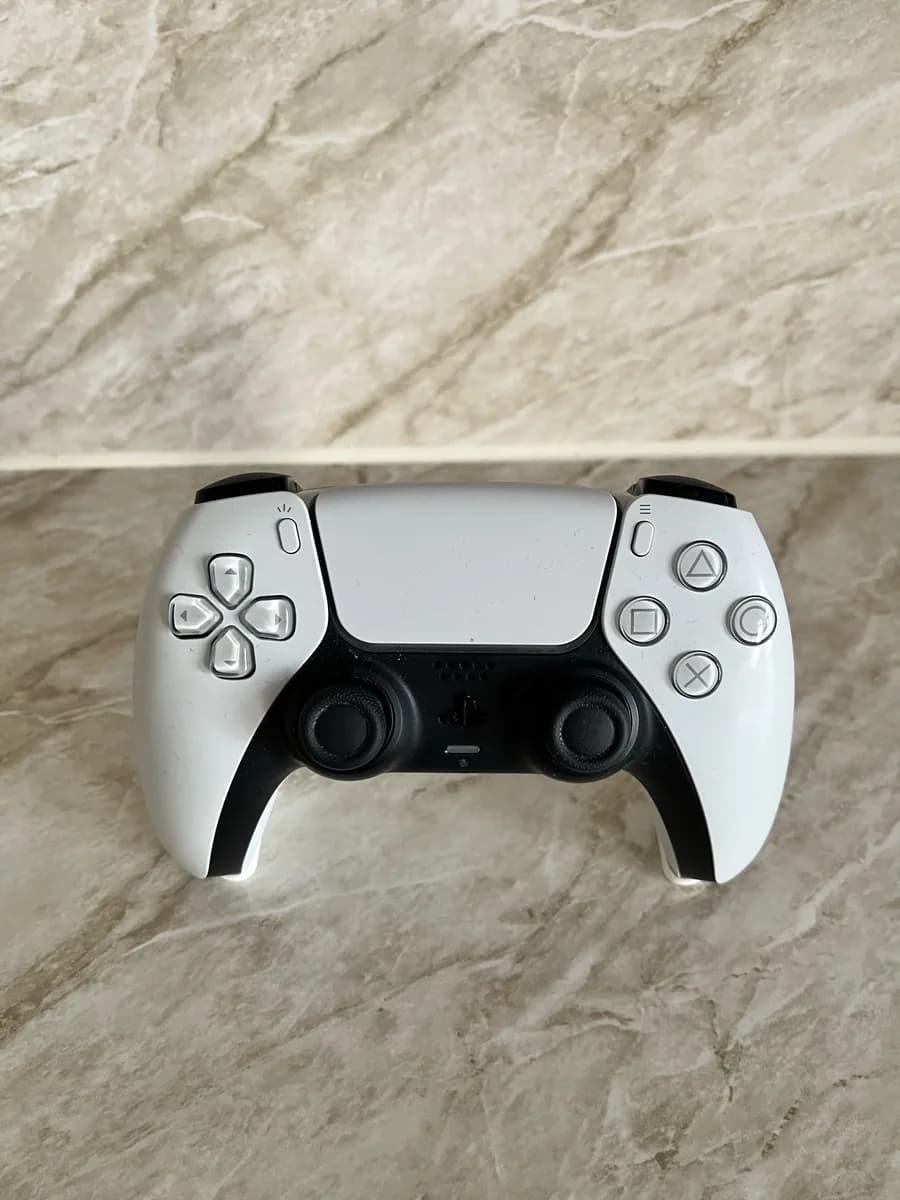 Hasil cetak Invisible PS5 Controller Holder Minimalist oleh Doden